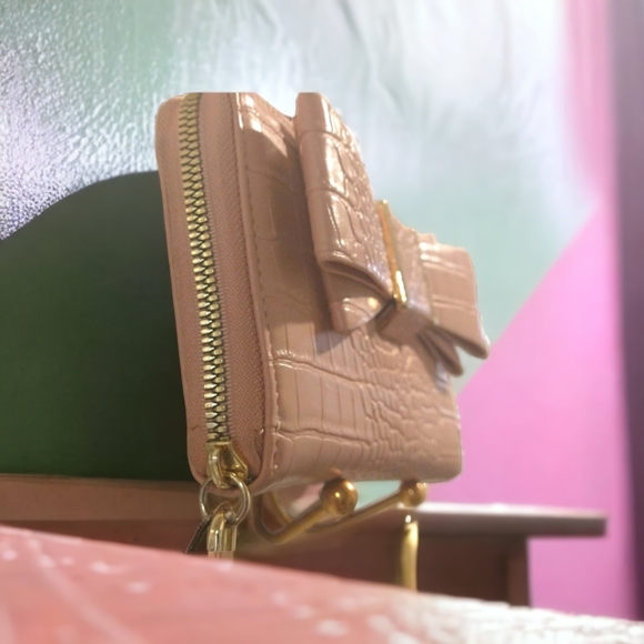 Betsy Johnson Pink Nude Blush Bow Accent Crocodile Print Wrist Wallet - Picture 4 of 5